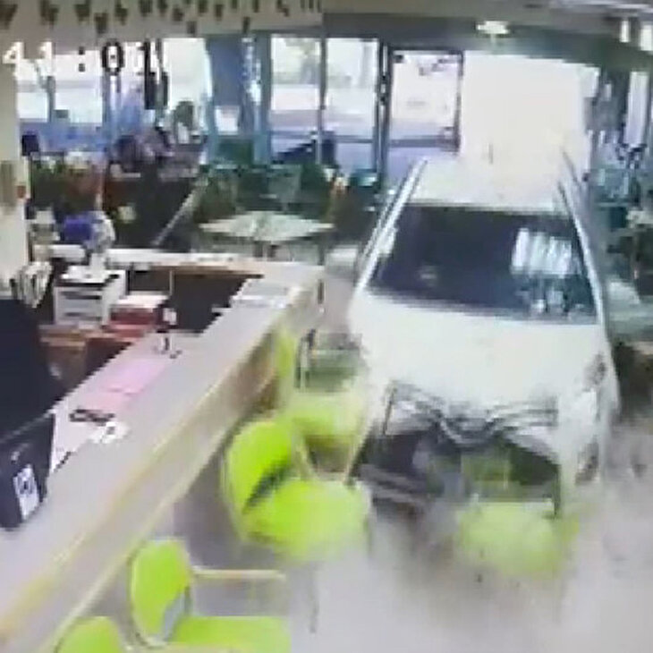 74 yaşındaki sürücü otomobili ile huzurevine daldı