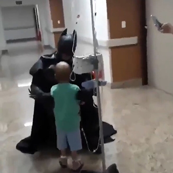 Kanser tedavisi gören çocuk için hastaneye Batman'i getiren koca yürekli insanlar
