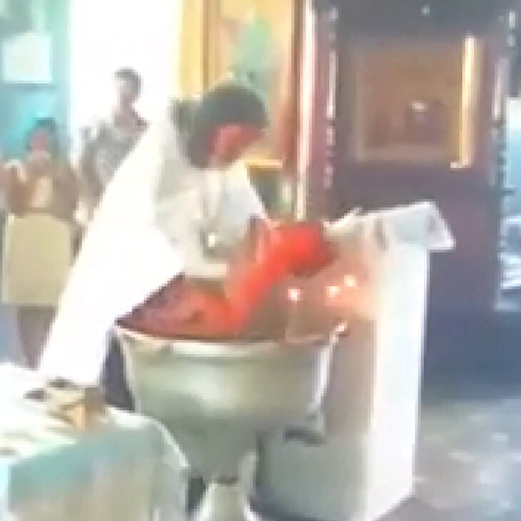 Yeni doğan bebeğe vaftiz sırasında şiddet