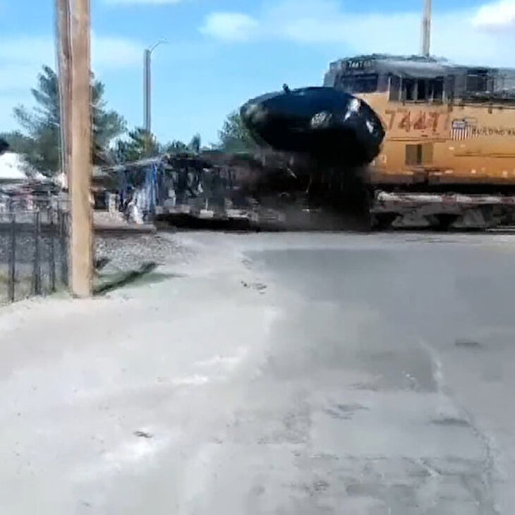 Tren, hemzemin geçitteki TIR'a böyle çarptı