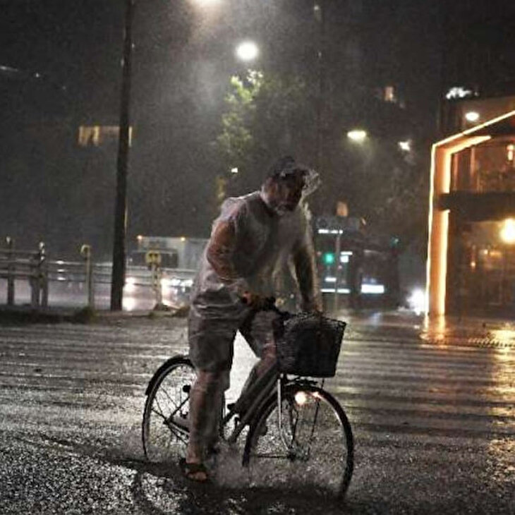 Tokyo'yu esir alan şiddetli tayfuna 'kaldırımdan' bakın