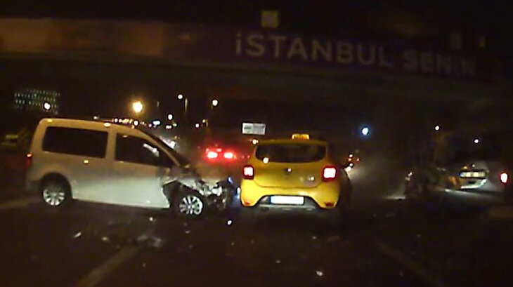E-5'i savaş alanına çeviren makas kazası kamerada