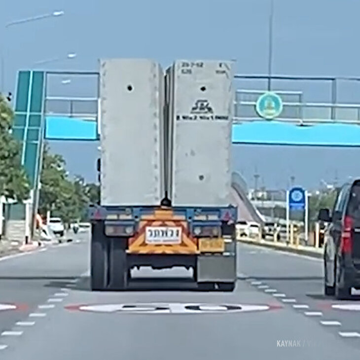 Hiç bir güvenlik önlemi alınmadan kamyonda taşınan beton bloklar yürekleri ağza getirdi