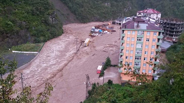 Artvin'de sel: Dereler taştı