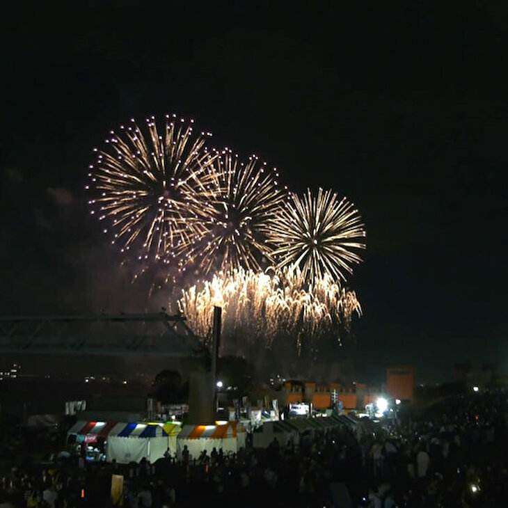 8 bin havai fişeğin patladığı festivalden renkli görüntüler