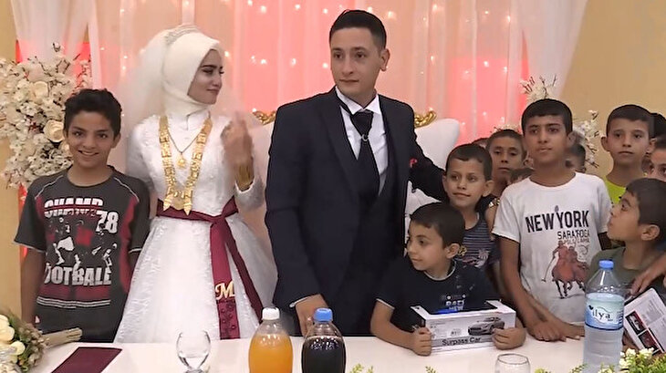 Düğünlerinde takı istemediler yetimleri davet ettiler