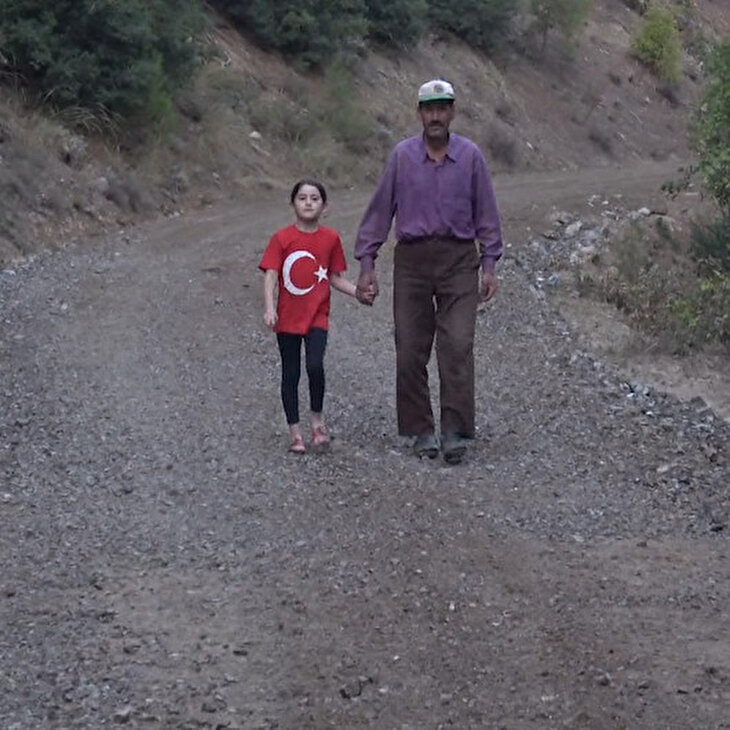 Kızı okula gidebilsin diye borç alıp yol yaptıran koca yürekli baba