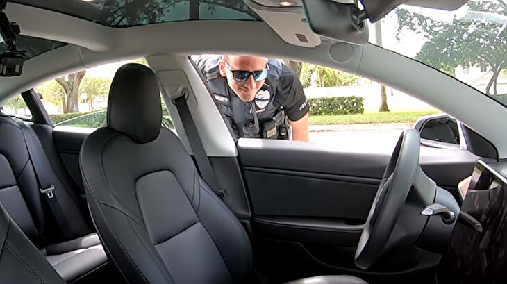 Trafik polisinin sürücüsüz Tesla'yı durdurması