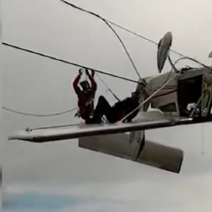 Uçak elektrik tellerinde asılı kaldı, pilot kanada oturup kurtarılmayı bekledi