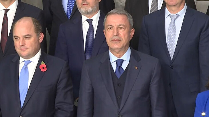 NATO Savunma Bakanları Toplantısı sonrası aile fotoğrafı çekildi