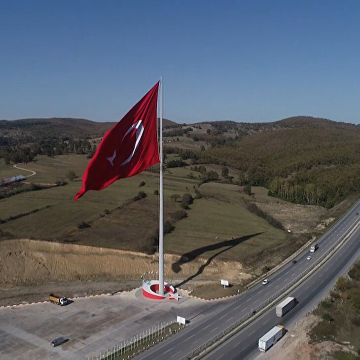 Türkiye'nin en büyük Türk bayrağına vatandaşlardan yoğun ilgi