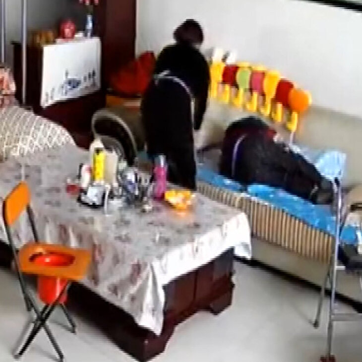 Eve gelen bakıcı 90 yaşındaki adamı böyle darp etti