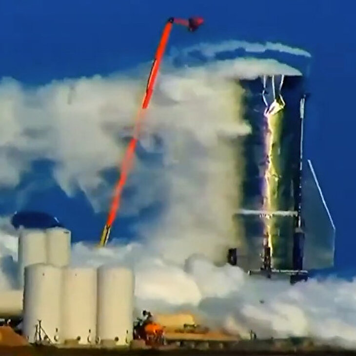 SpaceX'in roket prototipi basınç testlerinde patladı