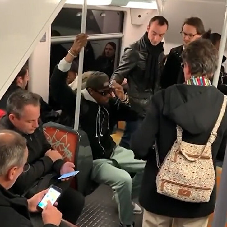 Metroda titreme numarası yaparak boş yer kapan adam