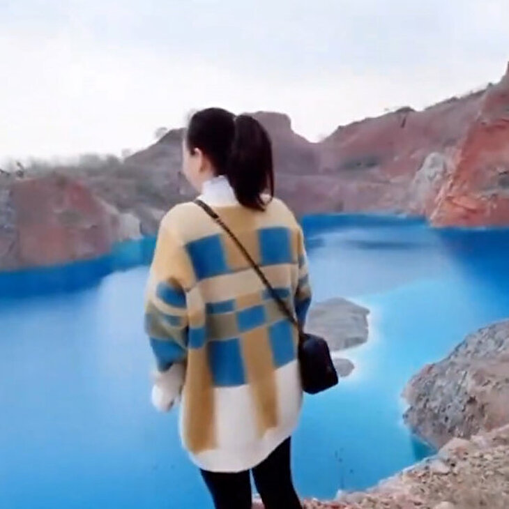 Terk edilmiş madende biriken mavi su turistlerin ilgi odağı oldu