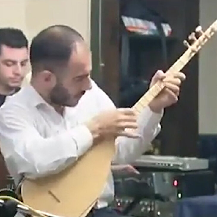 Şelpe şovlarıyla tanınan bağlama uzamanının hipnotize edici şovu