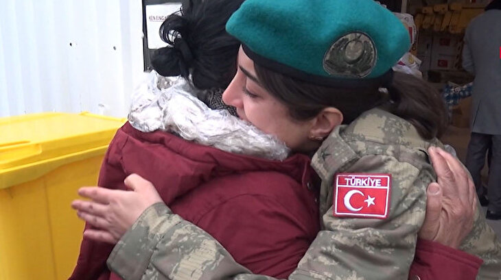 Depremzede kadın yardım dağıtan Türk subayına sarılıp ağladı
