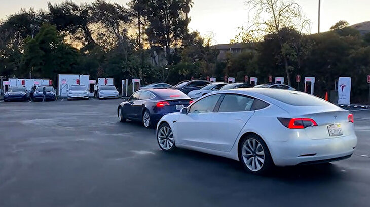 Tesla'n mı var derdin var: Yüzlerce arabalık şarj kuyruğu oluştu