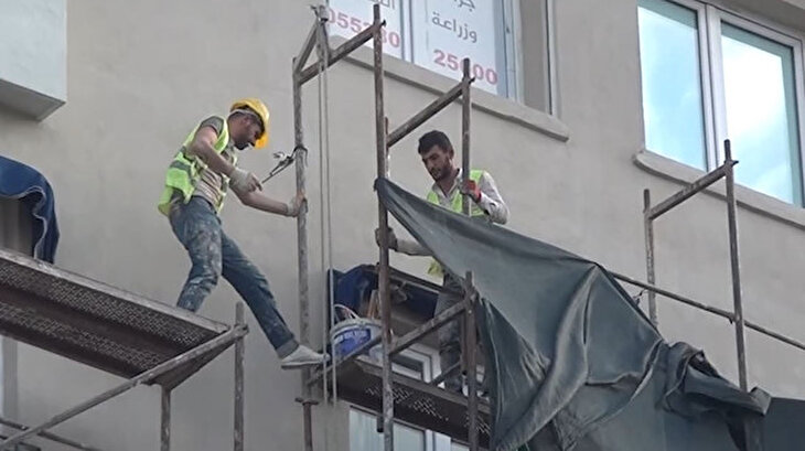 Taksim'de önlem almadan metrelerce yüksekten iskele söktüler