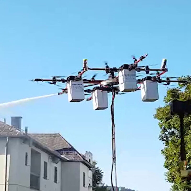 Yeni nesil 'drone'lar yangın söndürüyor