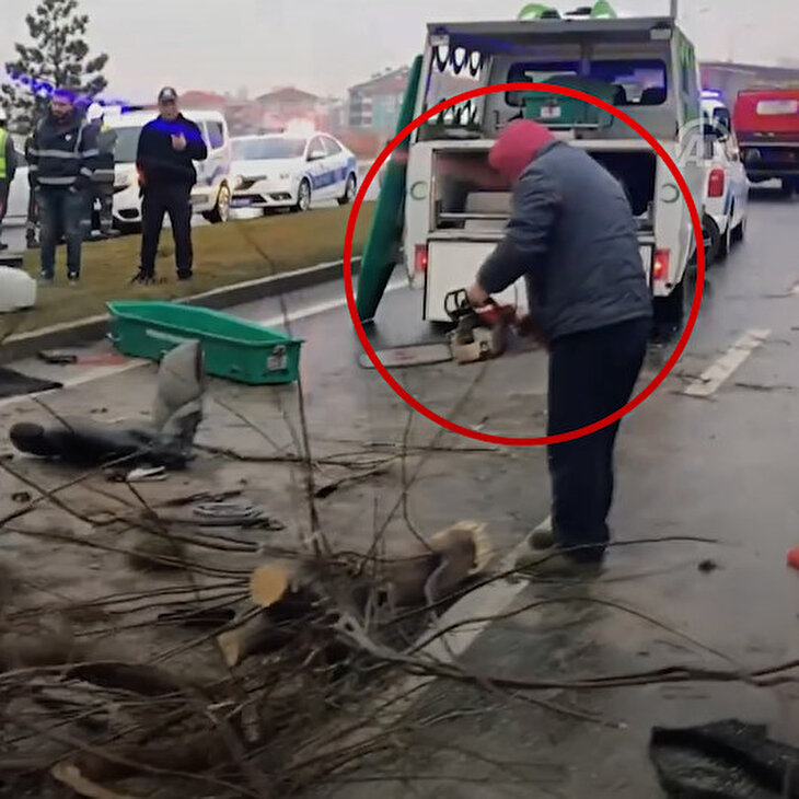 Trafik kazasında acı tesadüf: Oğlunun hayatını kaybettiği olay yerini temizledi