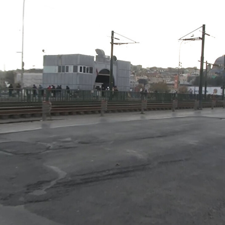 Galata Köprüsü’ndeki çukurlar sürücülere zor anlar yaşatıyor