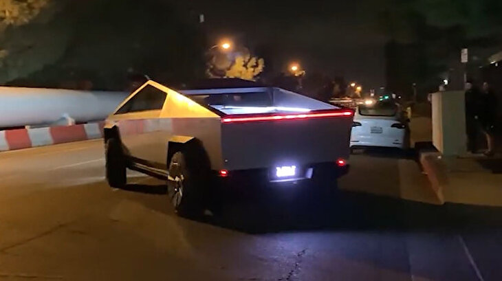Cybertruck'ın ilginç far sistemiyle gece sürüşü