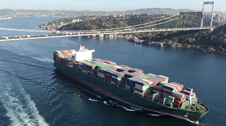 Dev konteyner gemileri İstanbul Boğazı'nda