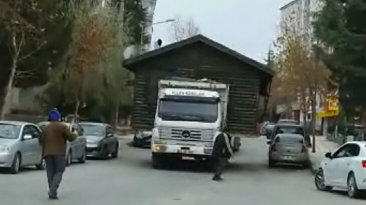 Kamyonla taşınan prefabrik ev 'Gülen Adam' filmini akıllara getirdi