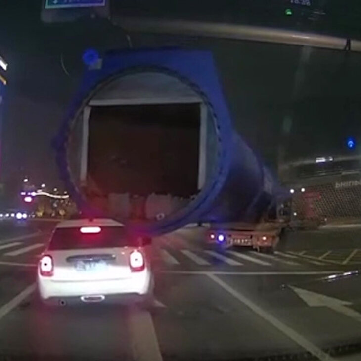 TIR üzerinde taşınan dev boru otomobili metrelerce sürükledi