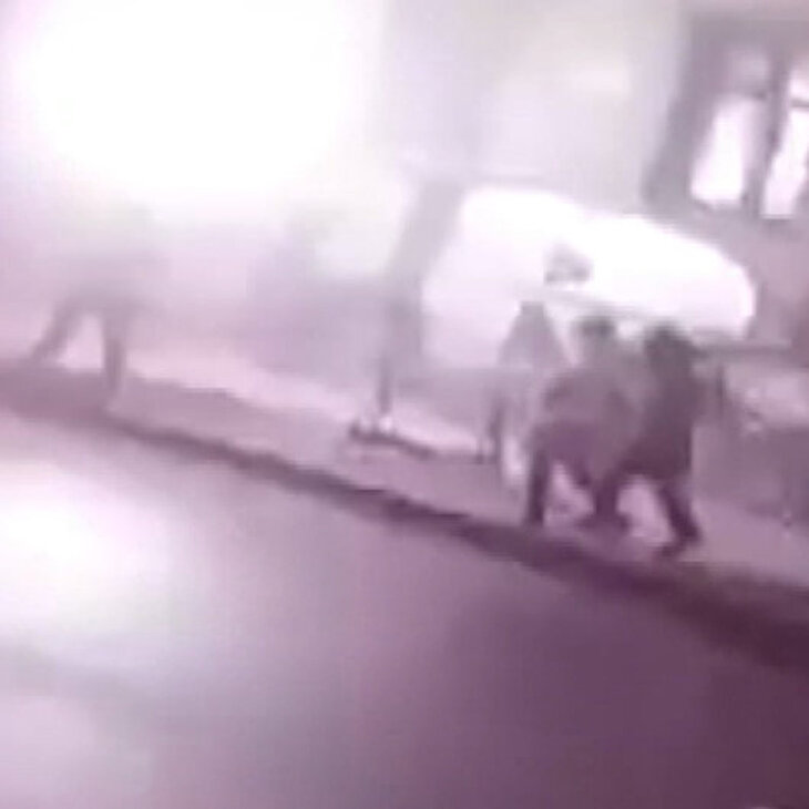 Kaldırımda yürüyen kadının üstüne yanan adam düştü