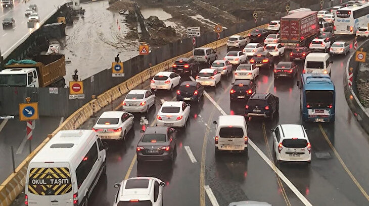 Şiddetli yağış İstanbul trafiğini olumsuz etkiledi