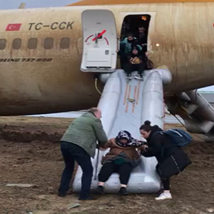 Pistten çıkan uçaktan şişme yastık ve kaydırakla kurtuldular