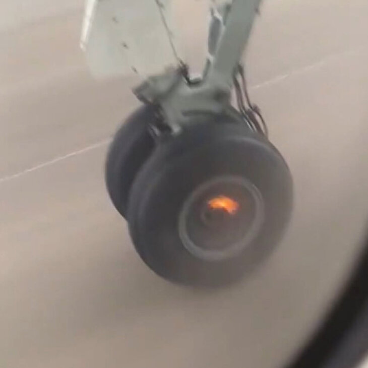 Uçağın iniş takımlarındaki tekerlek böyle düştü