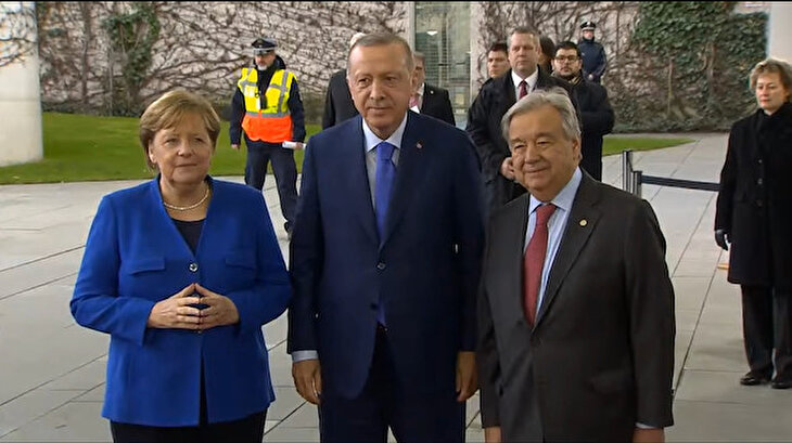 Merkel, Cumhurbaşkanı Erdoğan'ı kapıda karşıladı