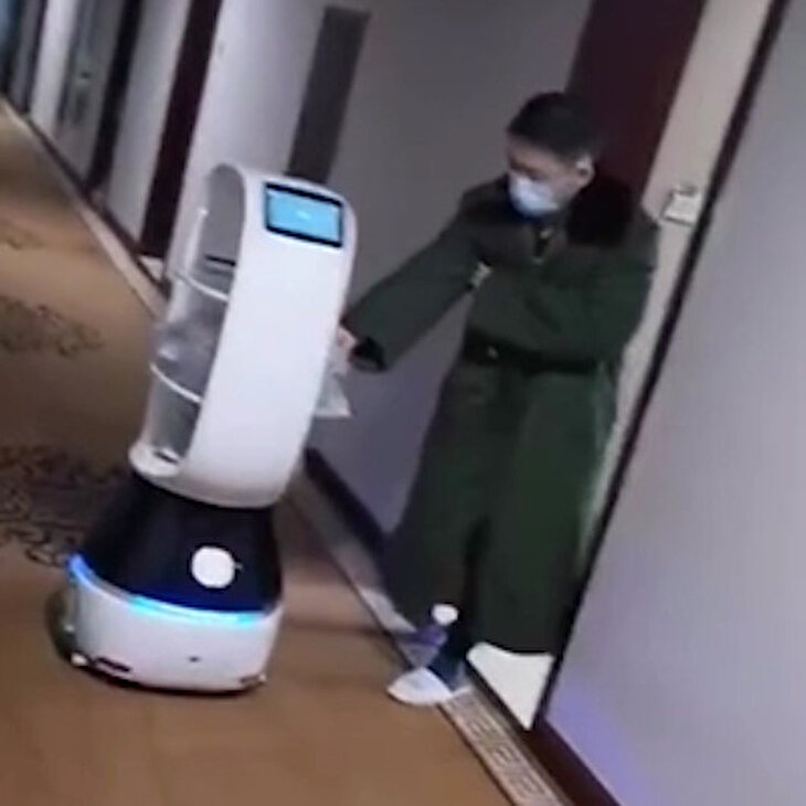 Çin'de karantinaya alınan vatandaşlara robotlar yemek servisi yapıyor