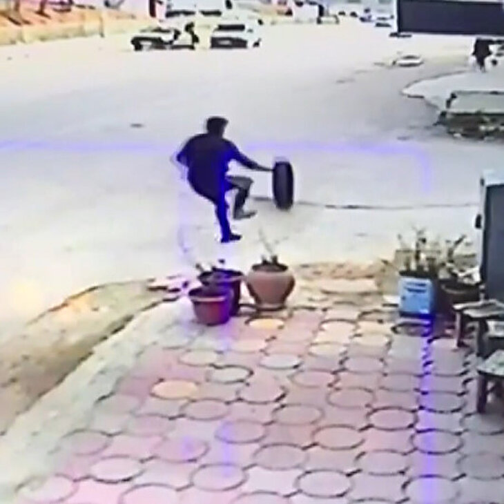 Kamyonetten fırlayan lastiği tekmeyle durdurmaya çalışan adam
