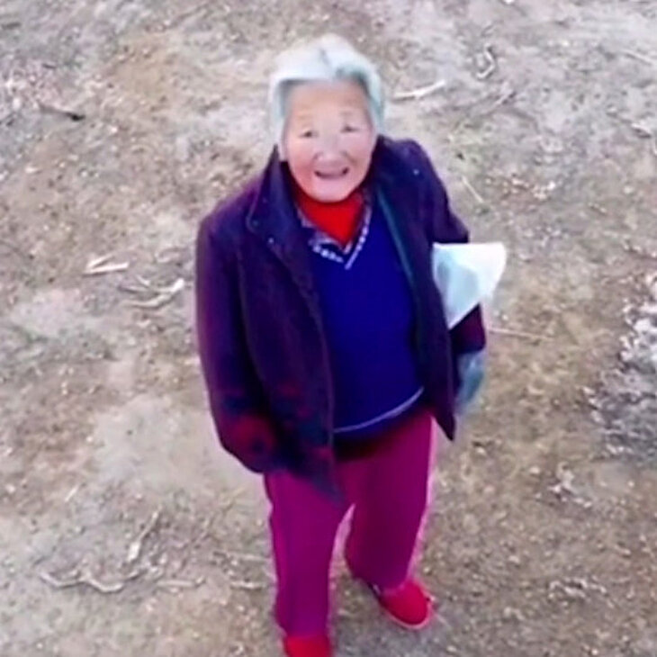 Çinli yaşlı kadın maske takması için drone ile uyarılıyor
