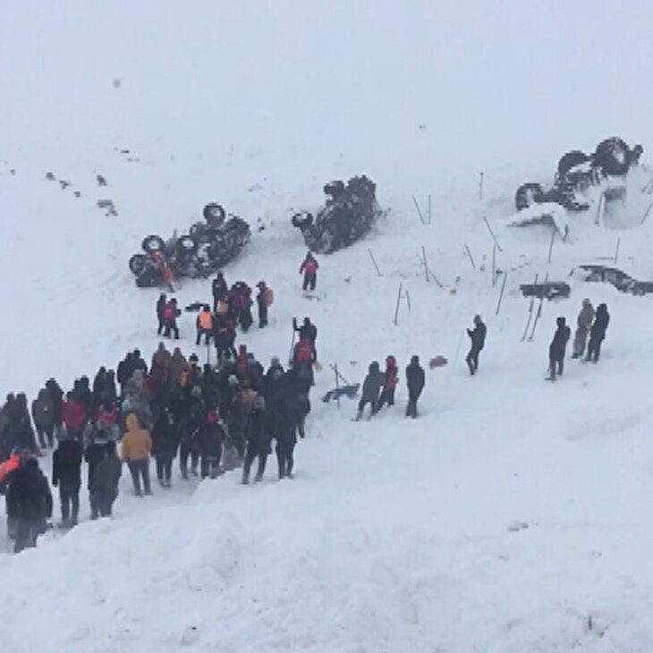 Van'da çığ altında kalan vatandaşları kurtarma çalışması sürüyor