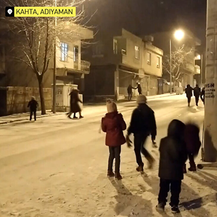 5 yıl sonra ilk kez kar yağdı, mahalleli sokağa döküldü