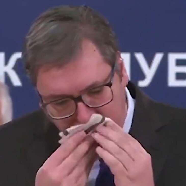 Aleksandar Vučić koronavirüs açıklaması yaparken öksürük krizine girdi