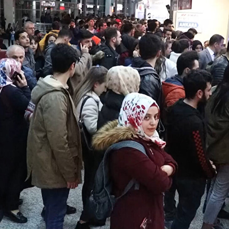 Üniversite öğrencileri terminallerde yoğunluk oluşturdu