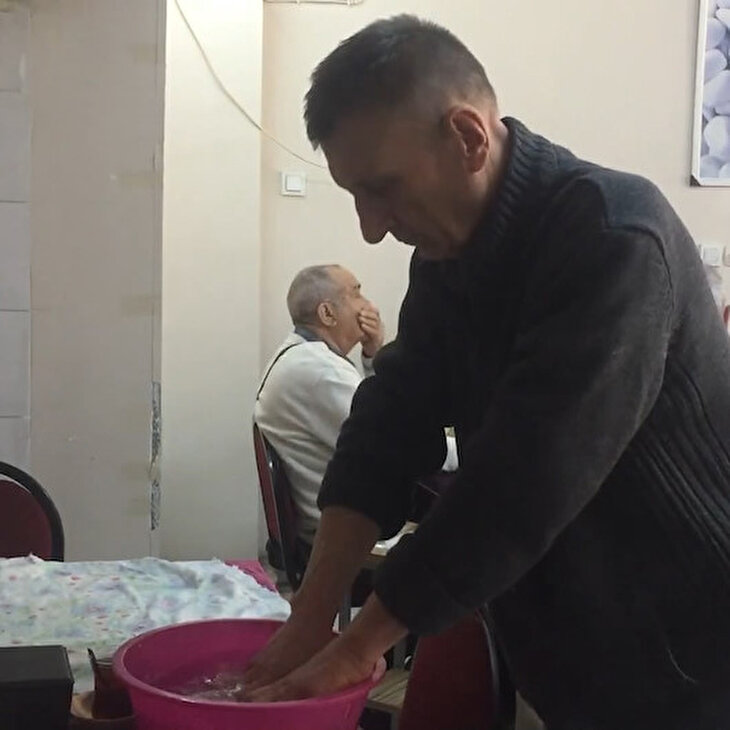 Manisalı kahveciden korona önlemi: Okey taşlarını sirkeli suyla yıkıyor