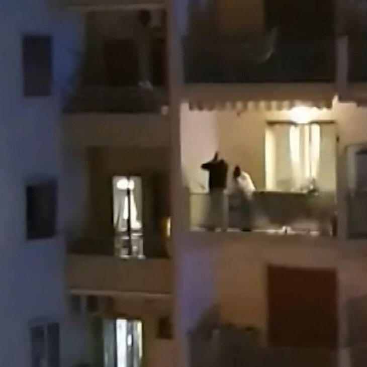 Karantinadaki İtalyanlar balkonlardan şarkı söyledi