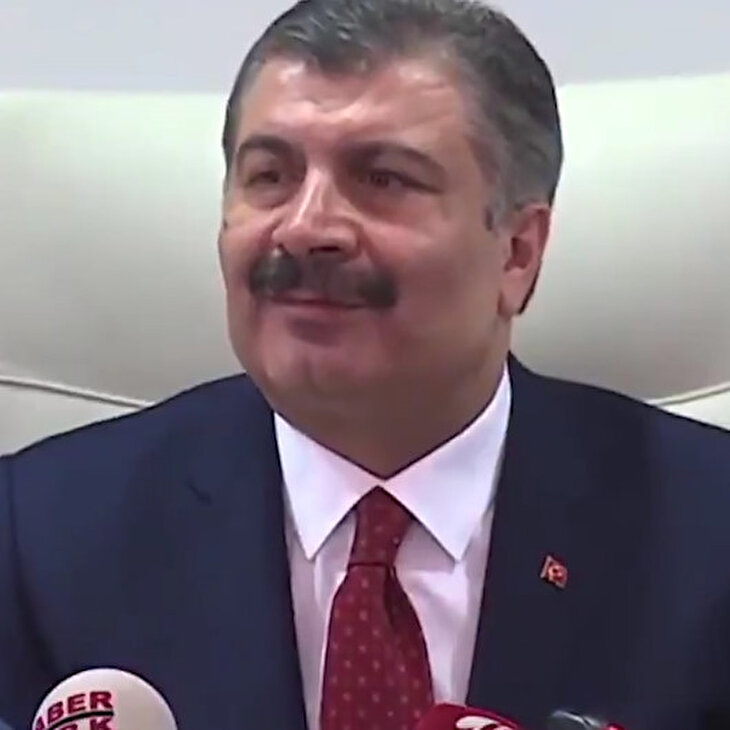 Sağlık Bakanı Koca'dan takdir toplayan yaklaşım: Kusura bakmayın kızım