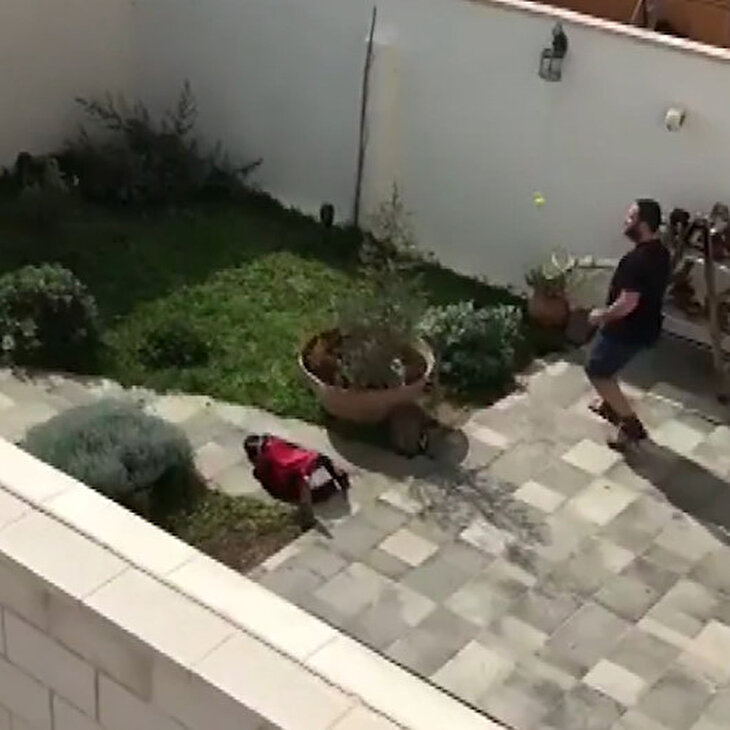 Karantinada bahçeden bahçeye pinpon oynadılar