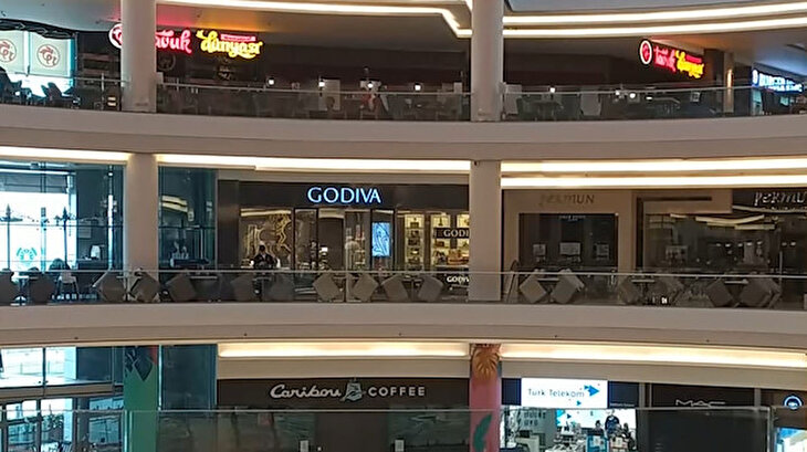 Mağazalar kapandı, AVM'ler kapatmıyor