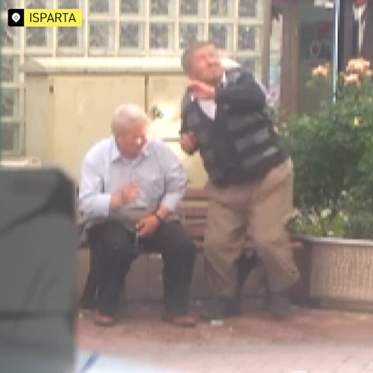 Söz dinlemeyip bankta oturan yaşlılara sulu ikaz