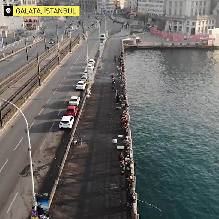 Koronavirüse rağmen olta balıkçıları Galata Köprüsü'nde balık tutuyor