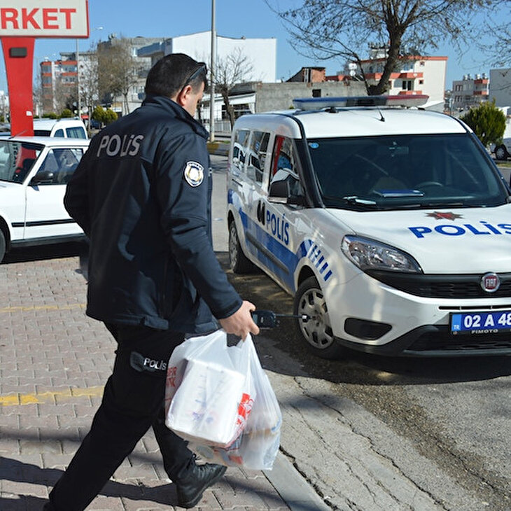 Yaşlıların alışverişini polisler yapınca telsiz anonsları da güldürdü